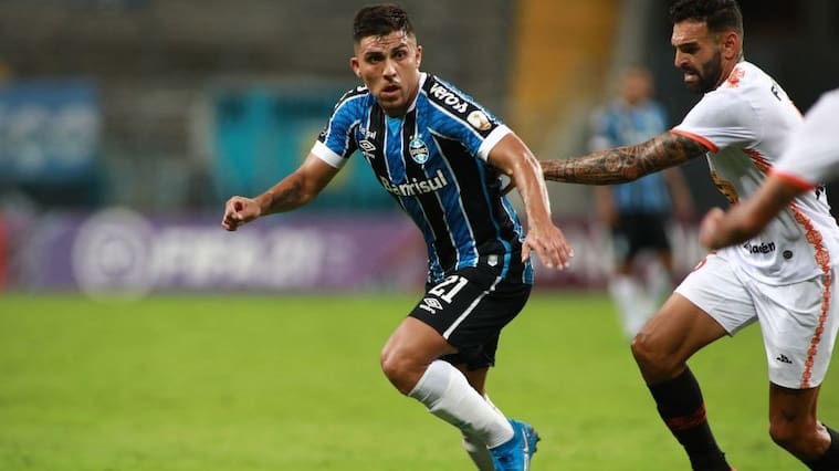 Peru's Ayacucho, Uruguayn Guillermo Firpo (R) and Brazil's Gremio Chilean Cesar Pinares vie for the ball during their Copa Libertadores football tournament second round match at the Arena do Gremio stadium in Porto Alegre, on March 10, 2021. (Photo by SILVIO AVILA / POOL / AFP) (Photo by SILVIO AVILA/POOL/AFP via Getty Images)