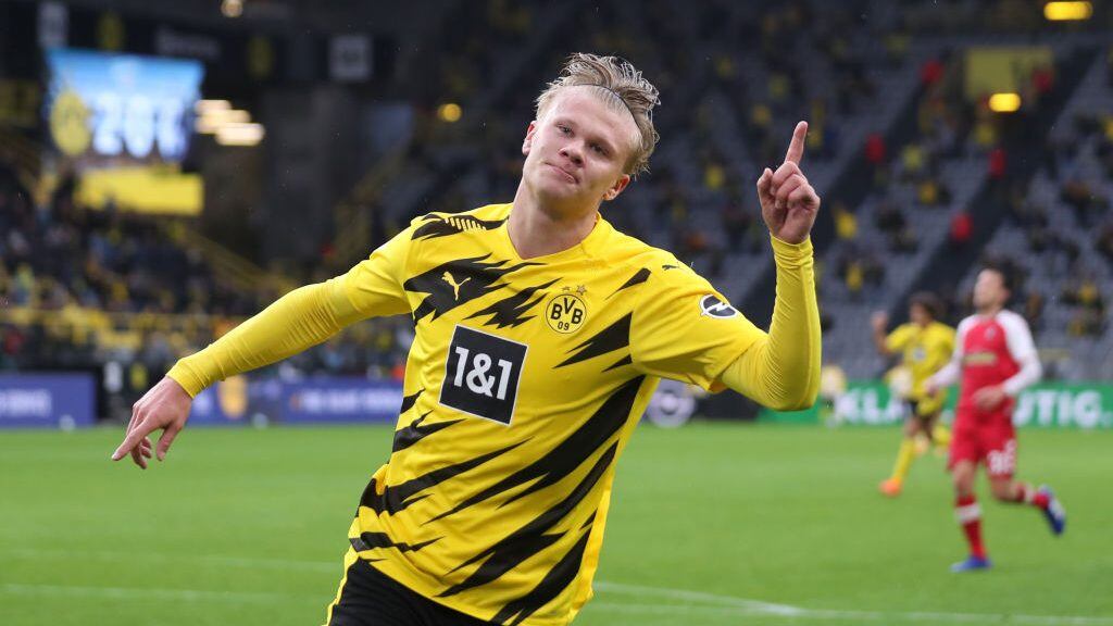 DORTMUND, GERMANY - OCTOBER 03: Erling Haaland of Borussia Dortmund celebrates after scoring his team's third goal during the Bundesliga match between Borussia Dortmund and Sport-Club Freiburg at Signal Iduna Park on October 03, 2020 in Dortmund, Germany. A limited number of fans have been allowed into the stadium as COVID-19 precautions ease in Germany. (Photo by Lars Baron/Getty Images)
