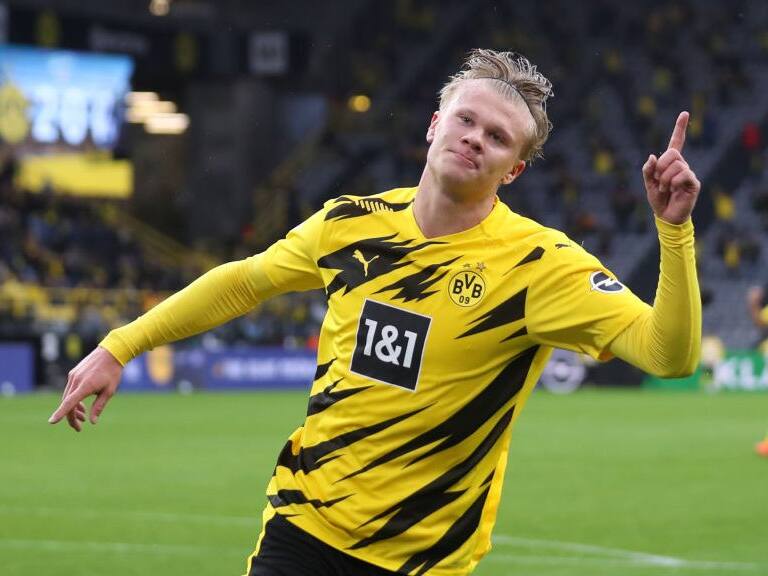 DORTMUND, GERMANY - OCTOBER 03: Erling Haaland of Borussia Dortmund celebrates after scoring his team's third goal during the Bundesliga match between Borussia Dortmund and Sport-Club Freiburg at Signal Iduna Park on October 03, 2020 in Dortmund, Germany. A limited number of fans have been allowed into the stadium as COVID-19 precautions ease in Germany. (Photo by Lars Baron/Getty Images)