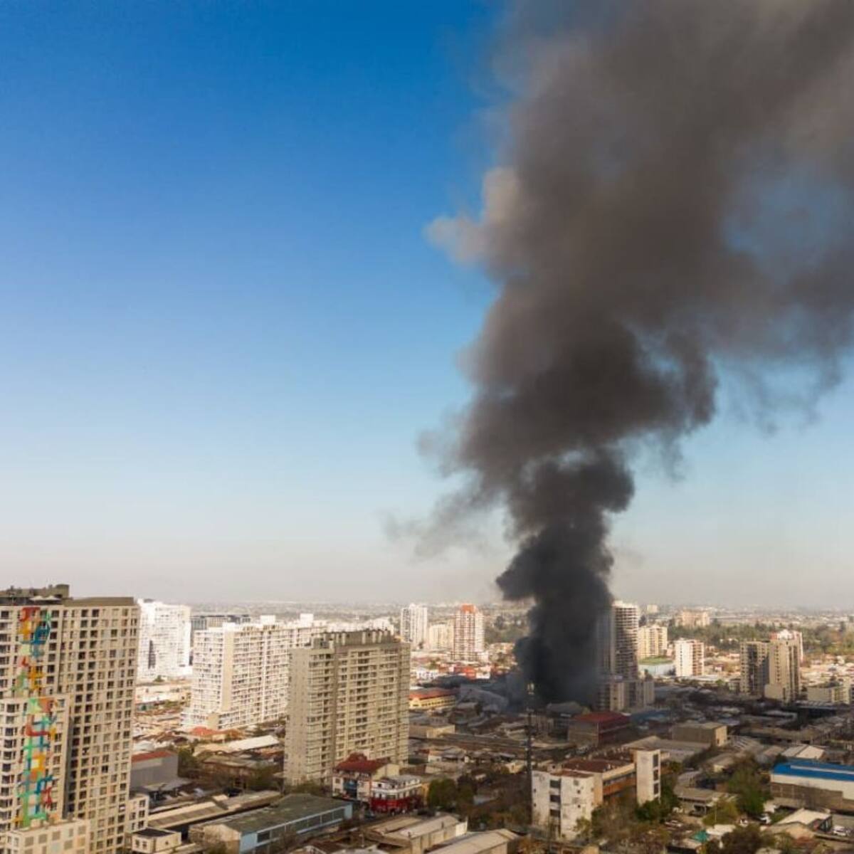 Emergencia en el centro de Santiago: incendio en fábrica moviliza a Bomberos y genera desvíos