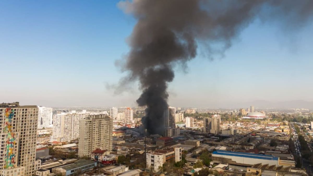 Emergencia en el centro de Santiago: incendio en fábrica moviliza a Bomberos y genera desvíos
