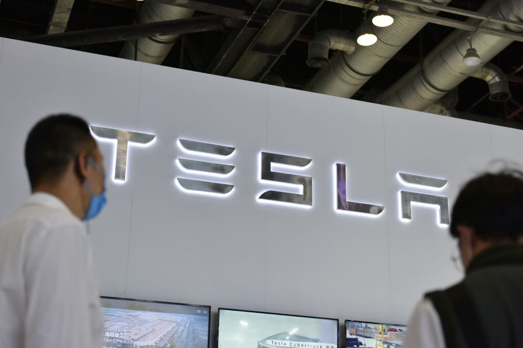 Imagen del logo de Tesla en una feria de automóviles en Pekín
