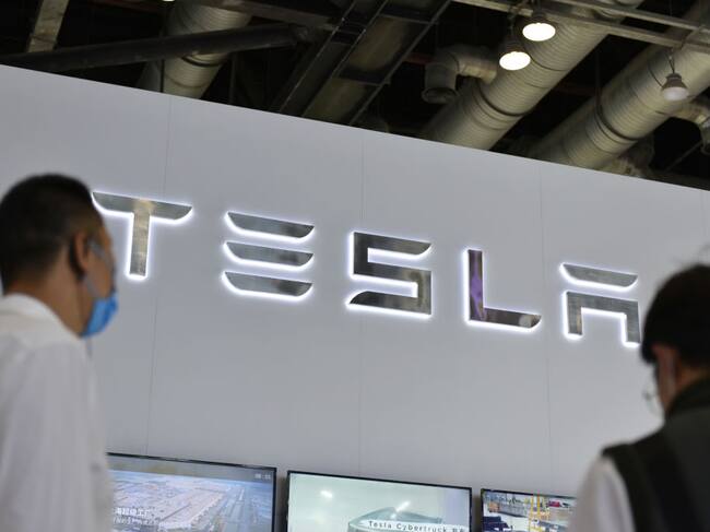Imagen del logo de Tesla en una feria de automóviles en Pekín