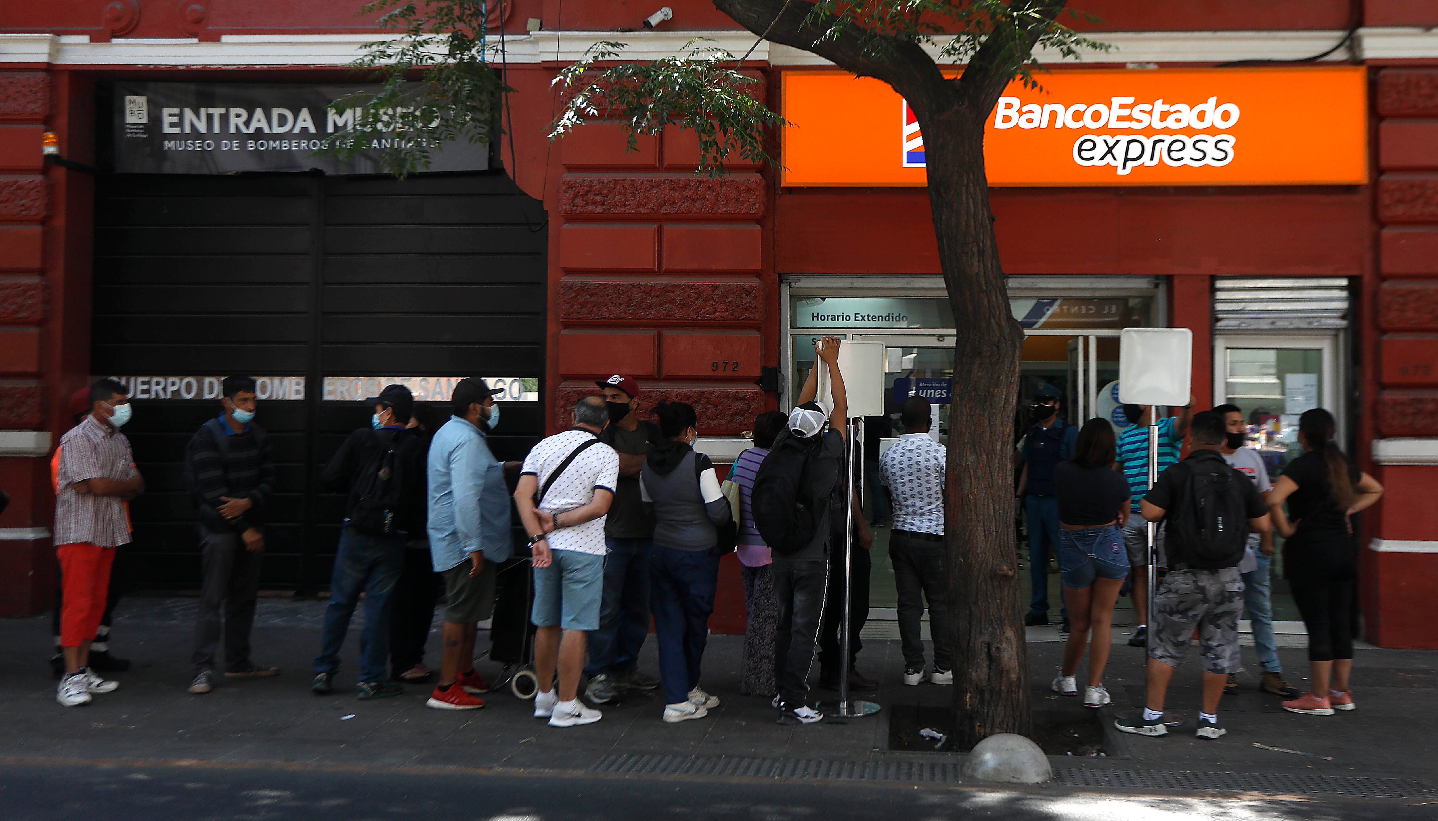 22 de Diciembre de 2020/SANTIAGO Largas filas y aglomeraciones de personas esperan realizar sus tramites en diferentes sucursales del Banco Estado.
FOTO:CRISTOBAL ESCOBAR/AGENCIAUNO