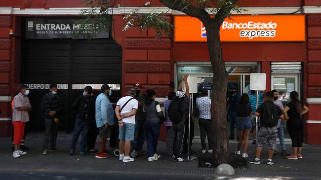 22 de Diciembre de 2020/SANTIAGO Largas filas y aglomeraciones de personas esperan realizar sus tramites en diferentes sucursales del Banco Estado.
FOTO:CRISTOBAL ESCOBAR/AGENCIAUNO