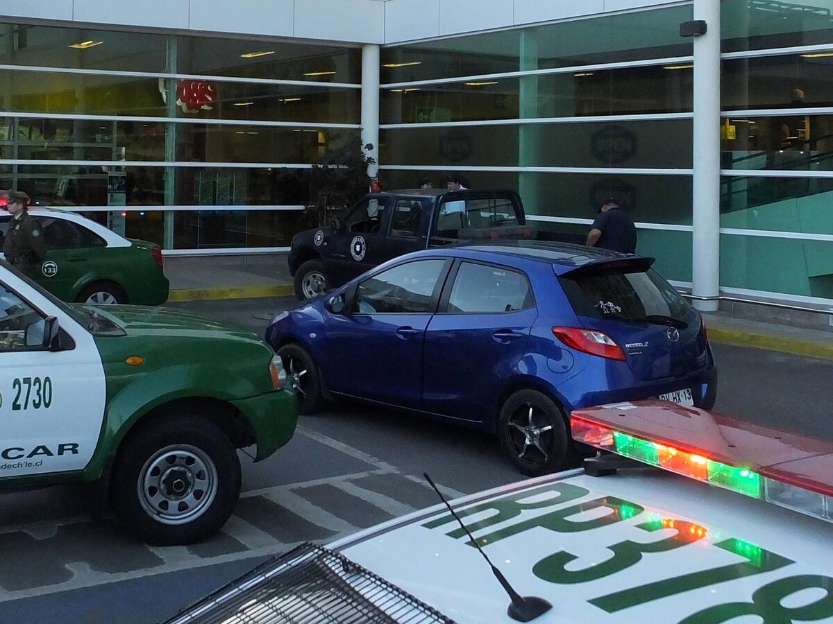 Carabineros detuvo a adolescente de 16 años por ataque con arma blanca a guardias de supermercado en Colina