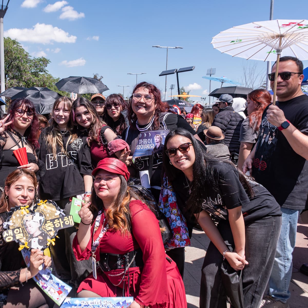Fanáticas chilenas de BTS gastan más de $1 millón para los conciertos: entradas, merchandising y hasta fotógrafos
