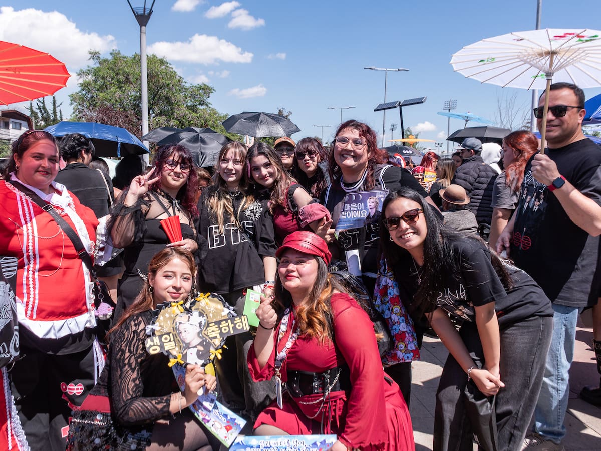 Fanáticas chilenas de BTS gastan más de $1 millón para los conciertos: entradas, merchandising y hasta fotógrafos