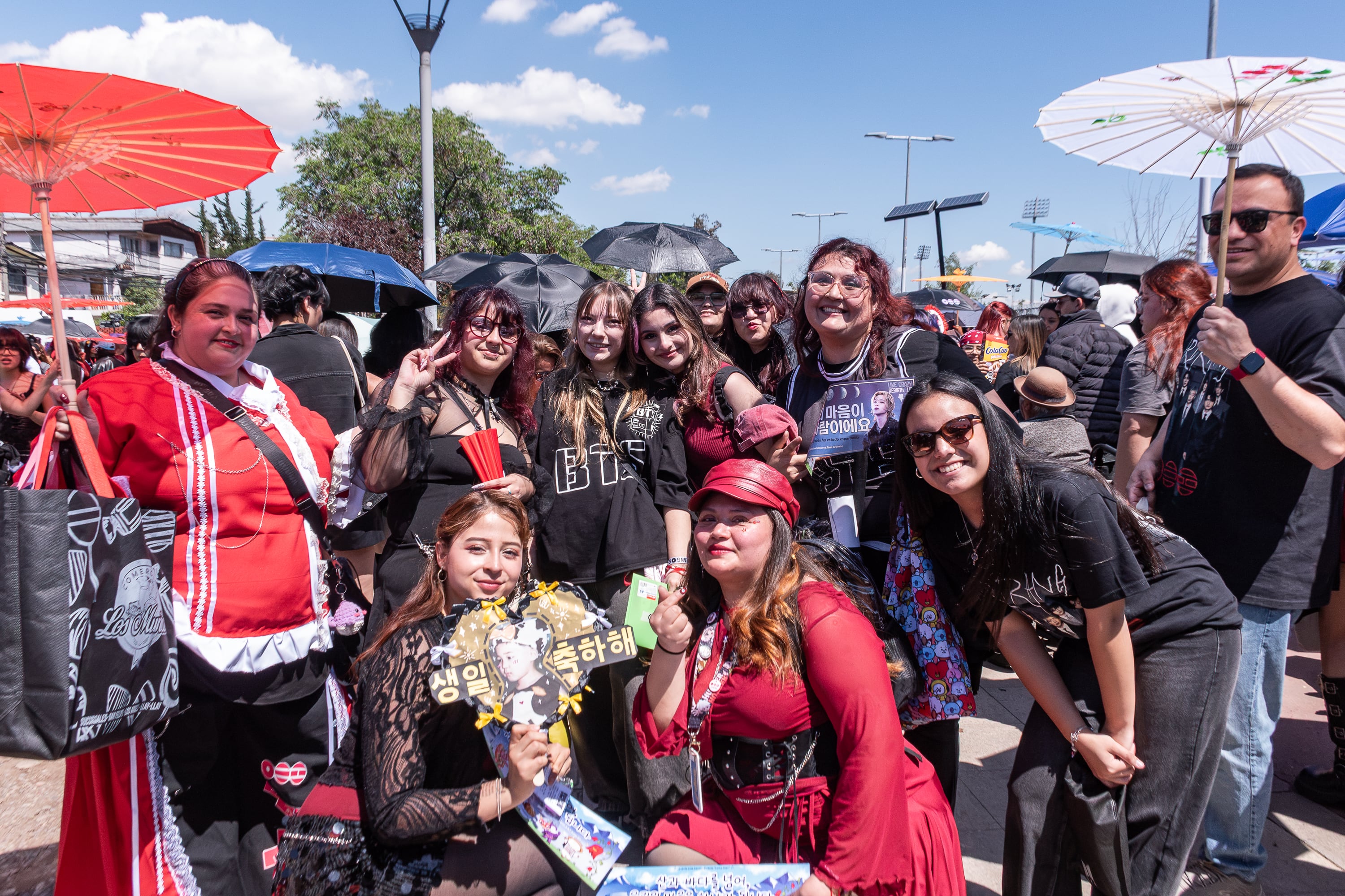 Fanáticas chilenas de BTS gastan más de $1 millón para los conciertos: entradas, merchandising y hasta fotógrafos