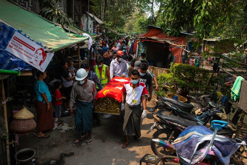 Ciudadanos portan el féretro de una víctima de la violencia militar en Myanmar