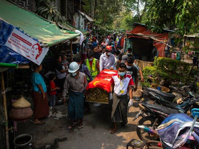 Ciudadanos portan el féretro de una víctima de la violencia militar en Myanmar