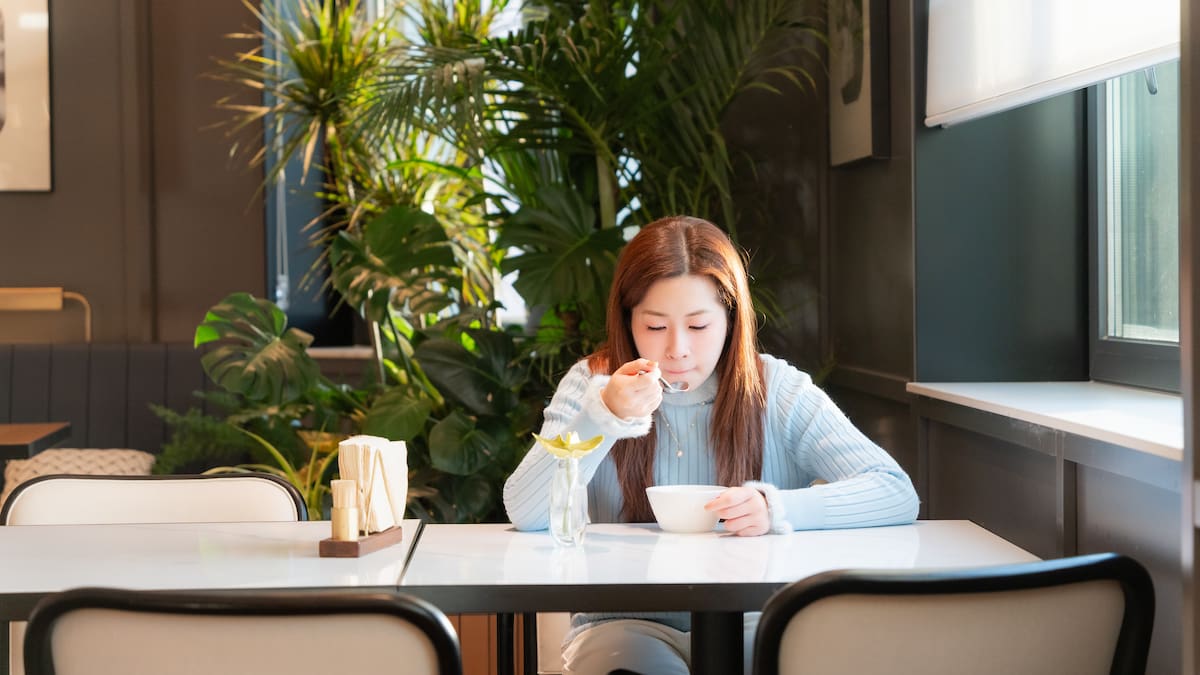 La sorprendente diferencia entre comer solo o acompañado: estudio descubrió qué ocurre en tu organismo