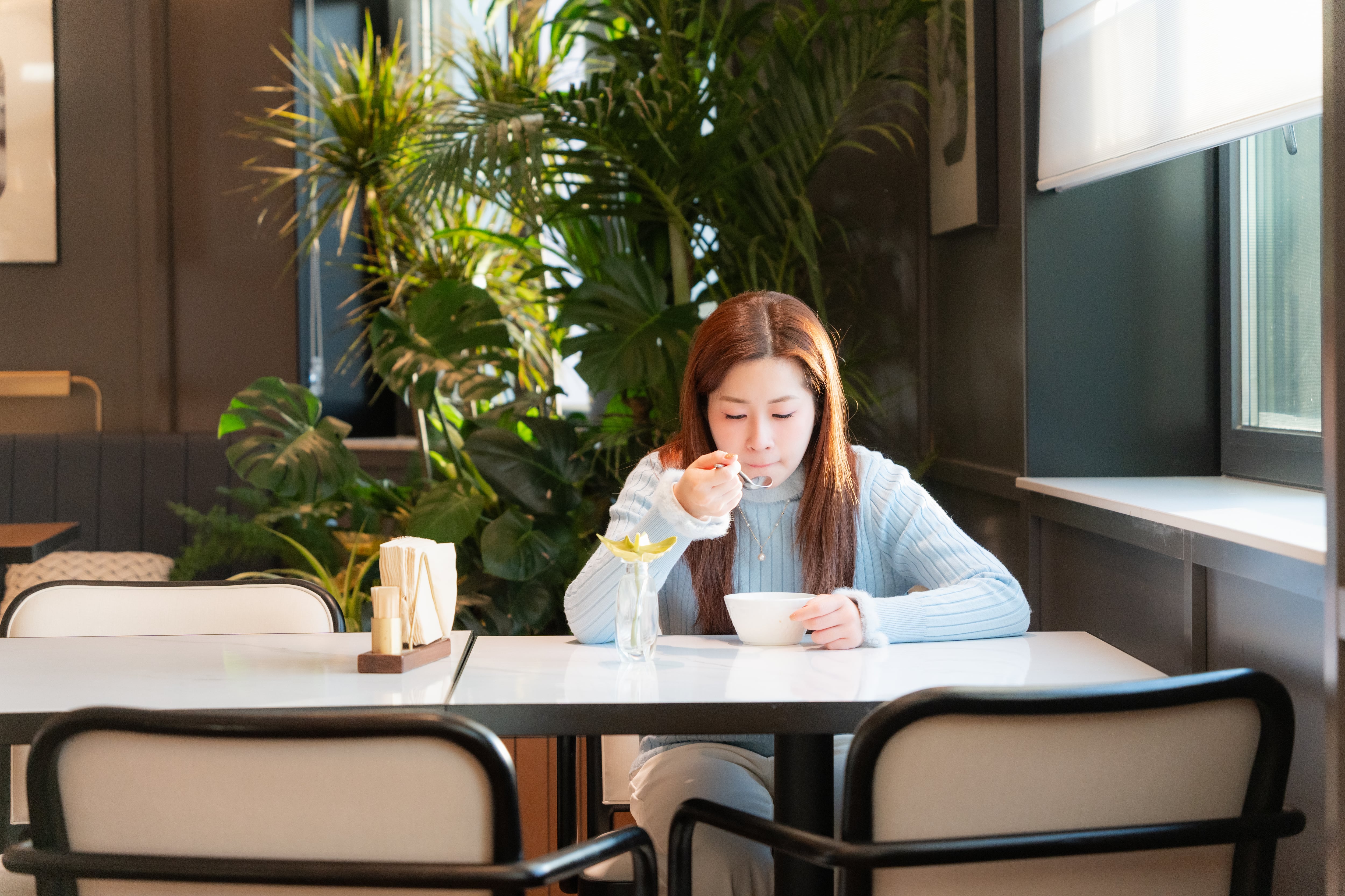 La sorprendente diferencia entre comer solo o acompañado: estudio descubrió qué ocurre en tu organismo