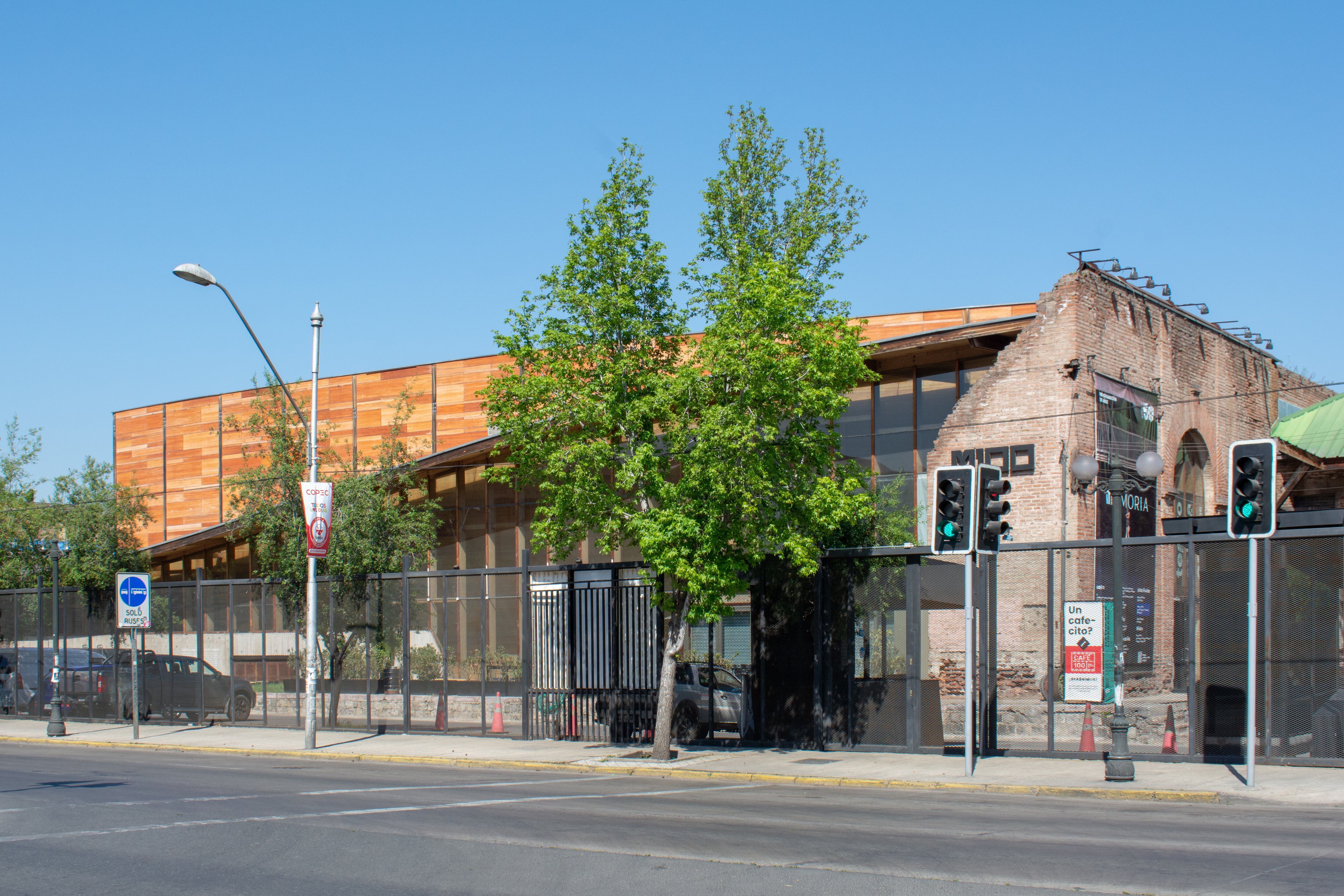 Tras intensas lluvias en Santiago: techo de centro cultural ‘Matucana 100′ cae sobre espectadores en plena función