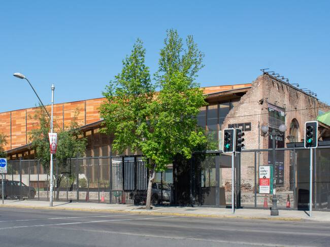 Tras intensas lluvias en Santiago: techo de centro cultural ‘Matucana 100′ cae sobre espectadores en plena función