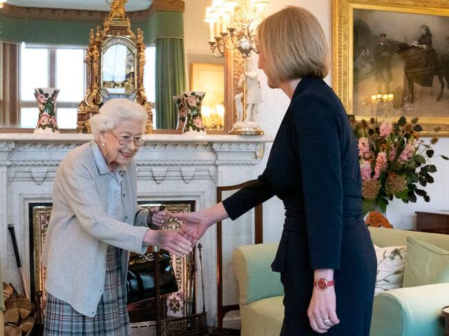 Reina Isabel II y Liz Truss.