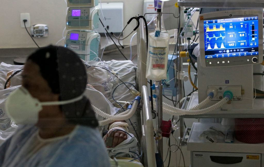 Paciente Covid-19 con ventilación mecánica en un hospital de Sao Paulo