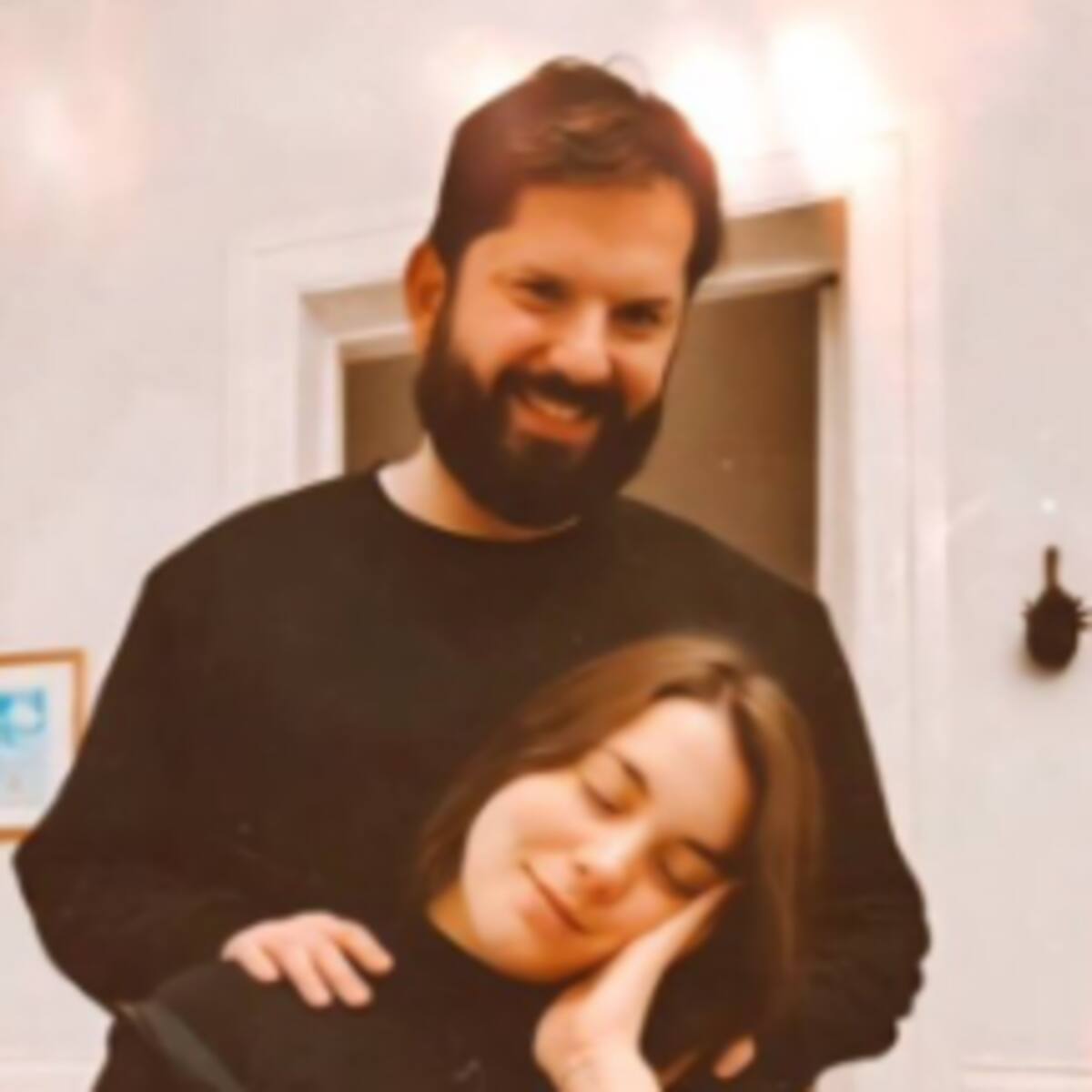 ¿Está por llegar Violeta? Boric publica emotiva foto con Paula Carrasco en la antesala del nacimiento de su hija