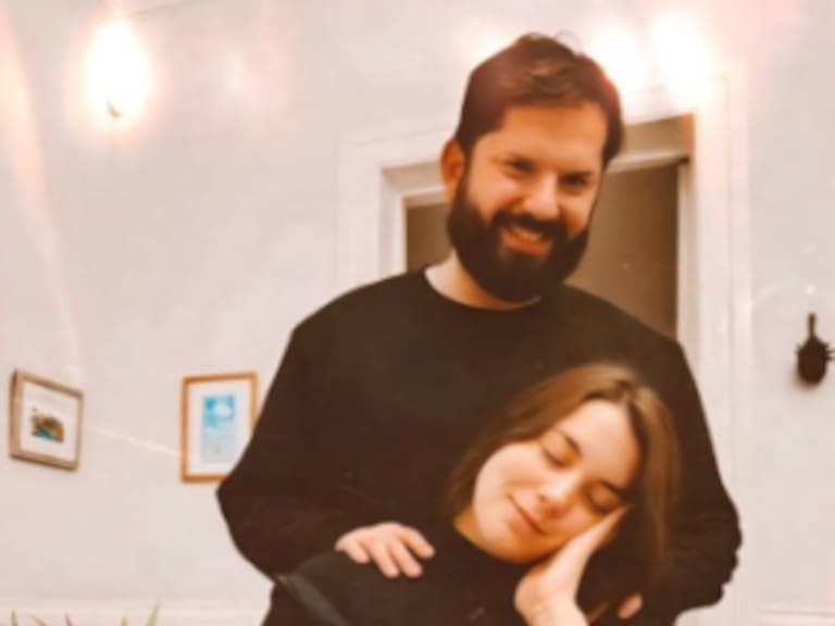 ¿Está por llegar Violeta? Boric publica emotiva foto con Paula Carrasco en la antesala del nacimiento de su hija