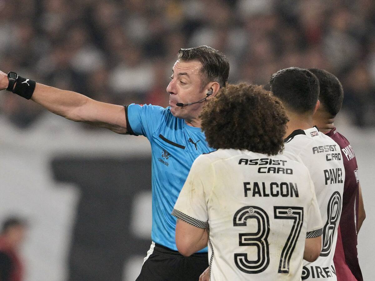 “Una vergüenza”: Aníbal Mosa estalla contra el arbitraje y anuncia que Colo Colo apelará la expulsión de Falcón ante River