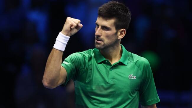 Novak Djokovic vence en una batalla a Daniil Medvedev y sigue invicto en las ATP Finals