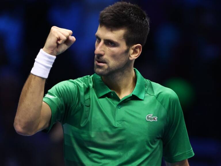 Novak Djokovic vence en una batalla a Daniil Medvedev y sigue invicto en las ATP Finals