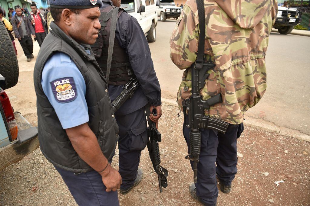 La policía se alista a patrullar la localidad de Wabag, en la provincia montañosa de Enga, en Papúa Nueva Guinea.