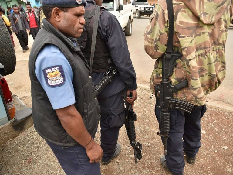 La policía se alista a patrullar la localidad de Wabag, en la provincia montañosa de Enga, en Papúa Nueva Guinea.