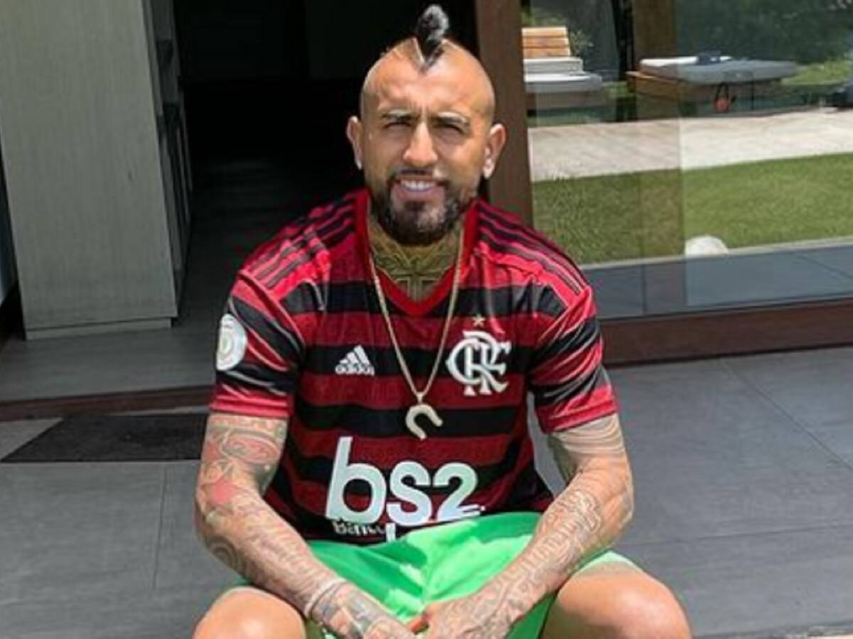 Arturo Vidal lo pasa bien en Chile: lo paparazzearon con guapa cantante en carrete navideño