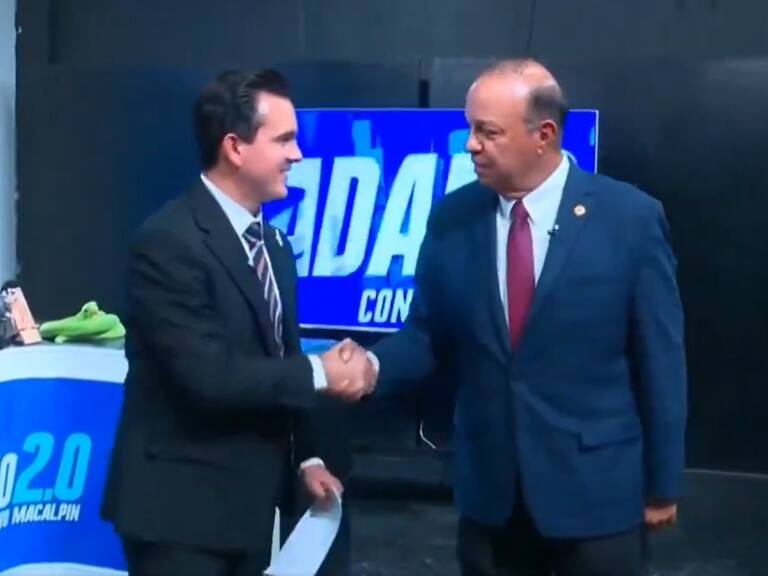 “Ah, ¿sí?”: Conductor de noticiero no sabe como reaccionar luego de ser despedido en vivo por el director del canal