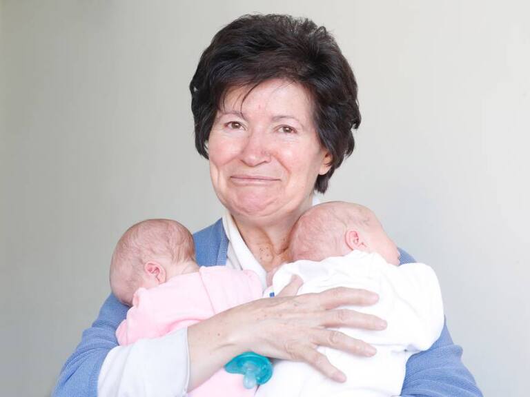 Mujer de 69 años que dio a luz a gemelos pierde la custodia por «incapacidad»