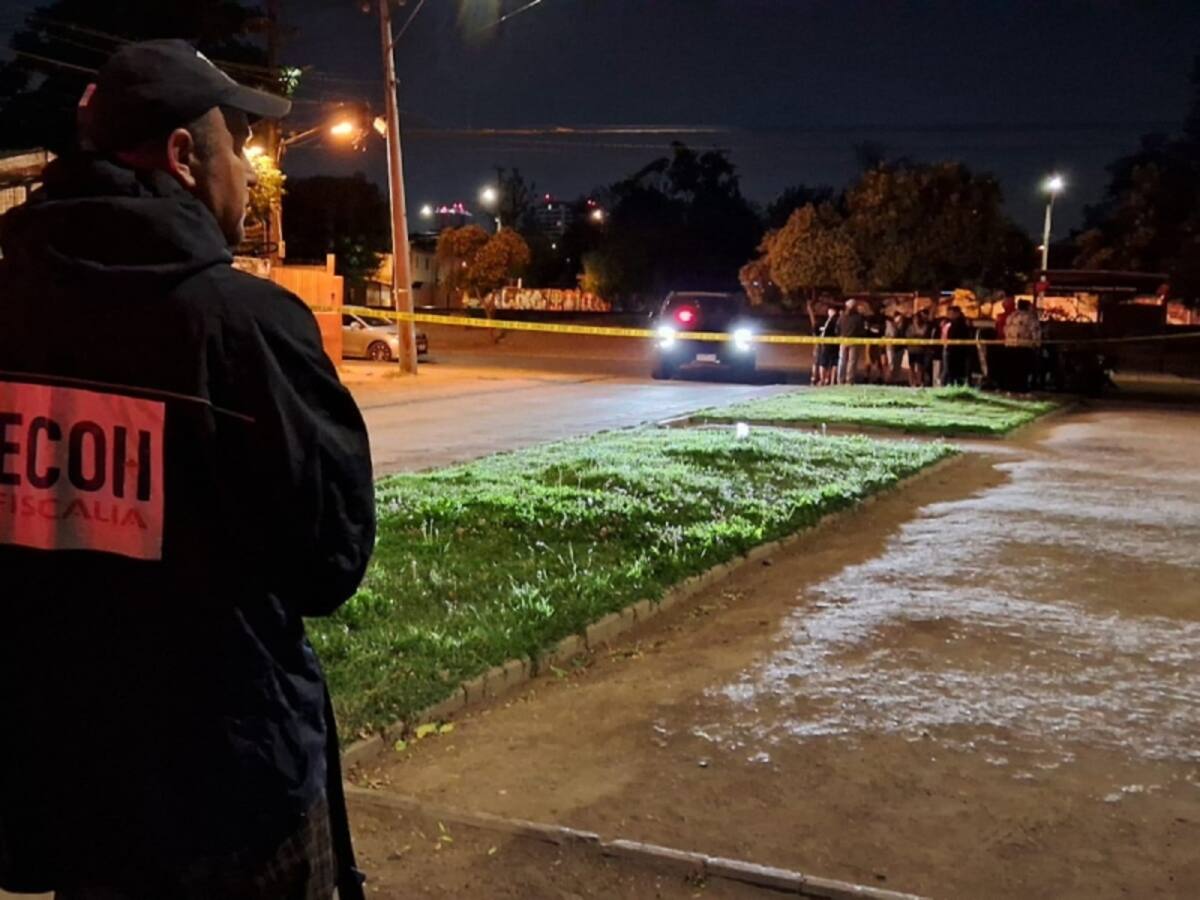 Hombre muere tras ser baleado en la vía pública en Estación Central: su sobrino, quien lo acompañaba, está en riesgo vital