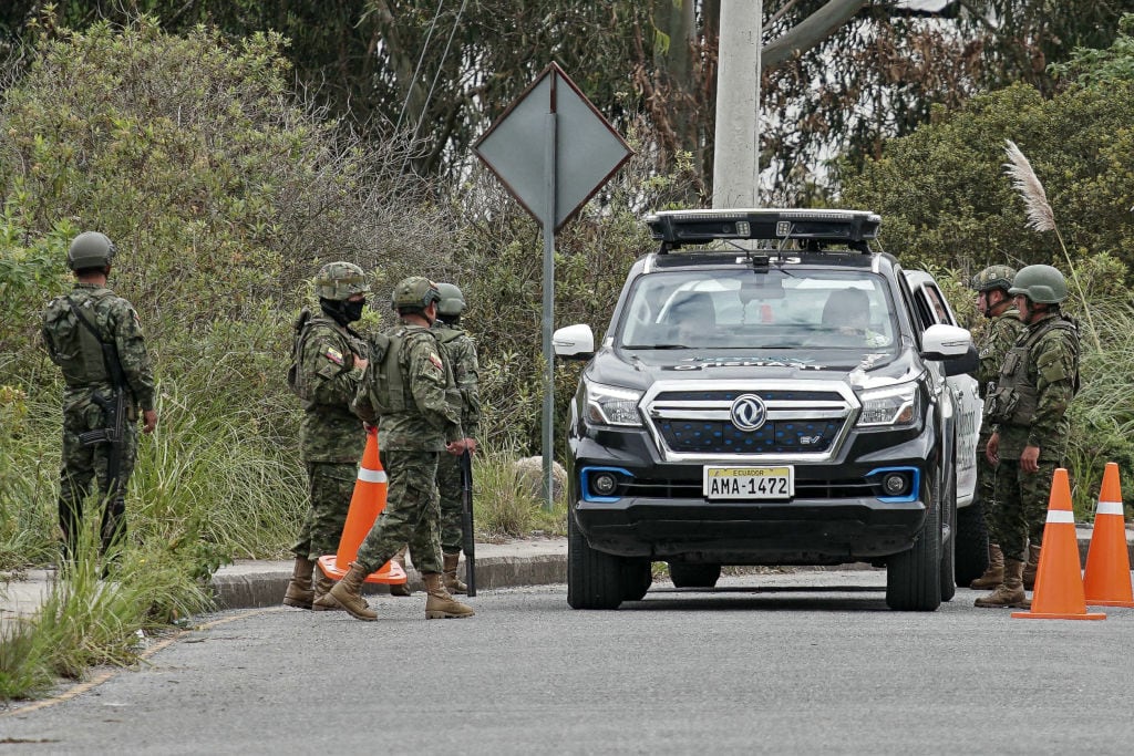 Soldados de Ecuador resguardan las calles en los alrededores de un centro penitenciario, tras la huída del líder un un grupo criminal y narcotraficante.