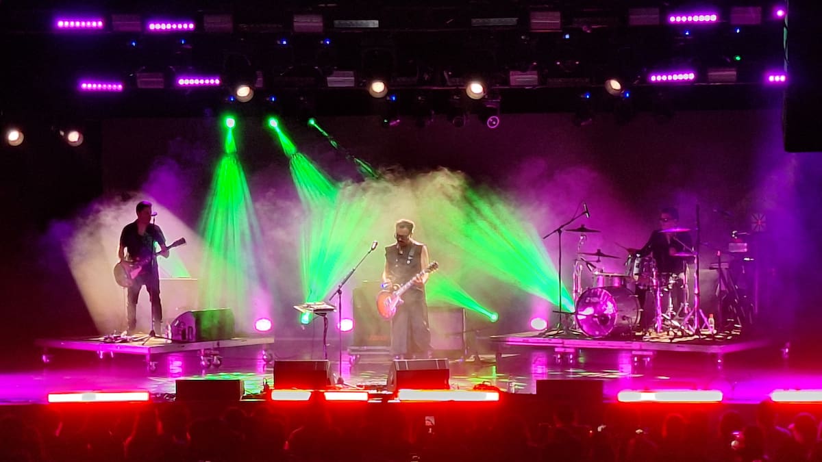 Con show íntimo y la historia de Lucybell, Claudio Valenzuela llega al centro cultural San Ginés
