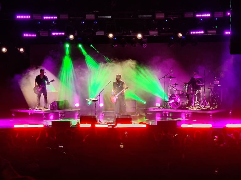 Con show íntimo y la historia de Lucybell, Claudio Valenzuela llega al centro cultural San Ginés