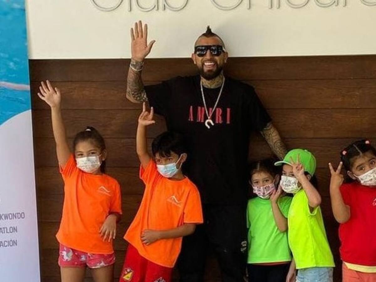«King» en modo navideño: Arturo Vidal compartió con niños del Club Chicureo en la previa de la Navidad