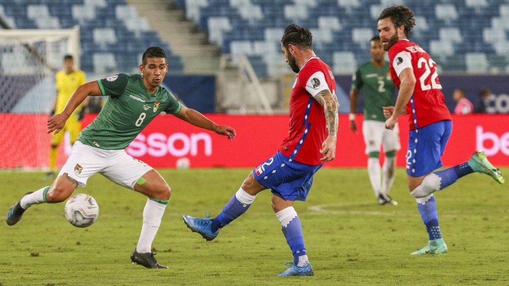 18 DE JUNIO DE 2021/CUIABA, BRASILDiego Bejarano (i), Eugenio Mena (c), durante el partido valido por el grupo A de la Conmebol Copa America 2021, entre las selecciones de Chile y Bolivia, disputado en el Estadio Arena Pantanal.
FOTO: GIL GOMES/AGIF/AGENCIAUNO