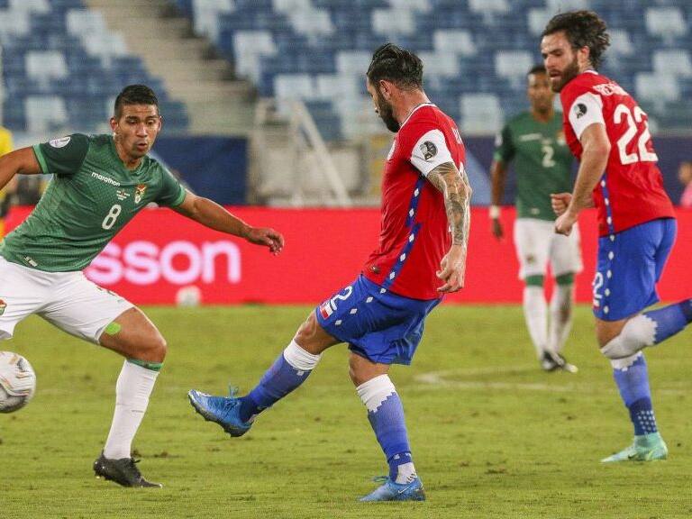 18 DE JUNIO DE 2021/CUIABA, BRASILDiego Bejarano (i), Eugenio Mena (c), durante el partido valido por el grupo A de la Conmebol Copa America 2021, entre las selecciones de Chile y Bolivia, disputado en el Estadio Arena Pantanal.
FOTO: GIL GOMES/AGIF/AGENCIAUNO