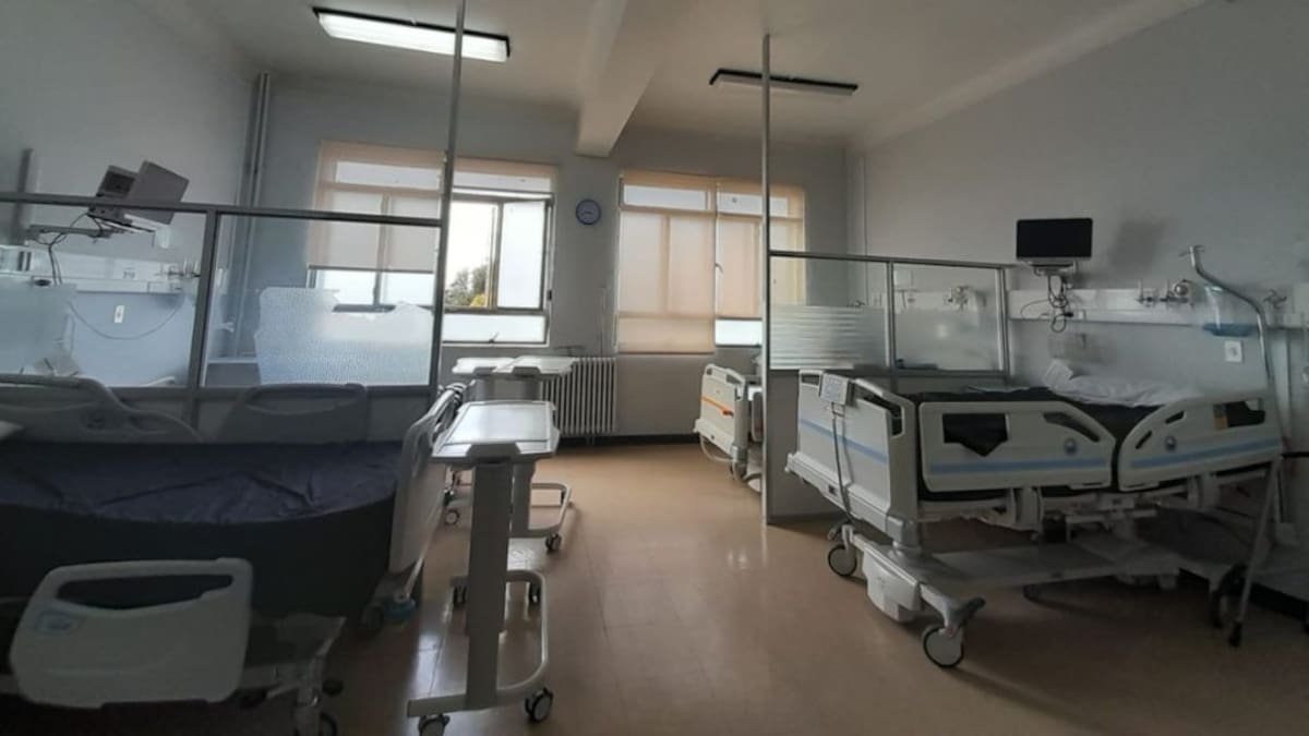 Más de cien despidos en el Hospital de Ovalle, 61 en el de Valdivia y decenas de camas UCI cerradas en todo el país: las demoledoras cifras de la crisis de la salud pública en Chile