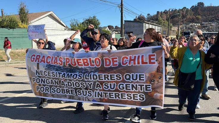 A un mes de los incendios: vecinos de Lirquén cortan la Ruta 150 y exigen al Gobierno acelerara reconstrucción en la zona