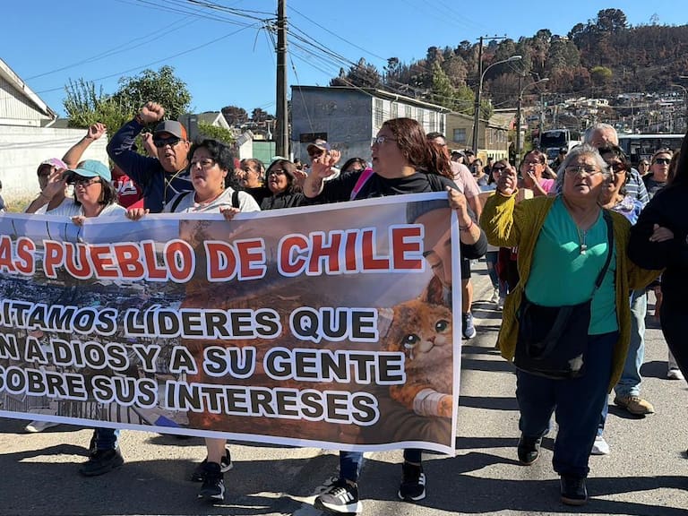 A un mes de los incendios: vecinos de Lirquén cortan la Ruta 150 y exigen al Gobierno acelerara reconstrucción en la zona