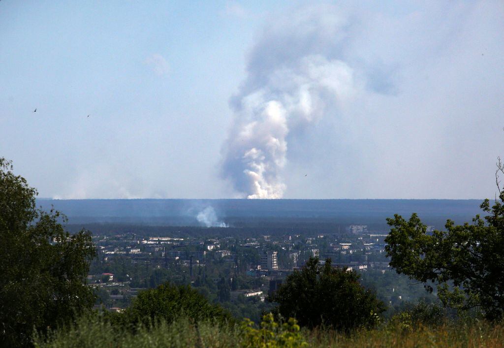 El humo se levanta en la ciudad de Lysychansk tras los ataques de las fuerzas militares rusas