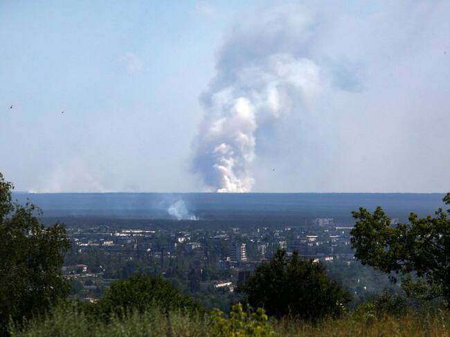 El humo se levanta en la ciudad de Lysychansk tras los ataques de las fuerzas militares rusas