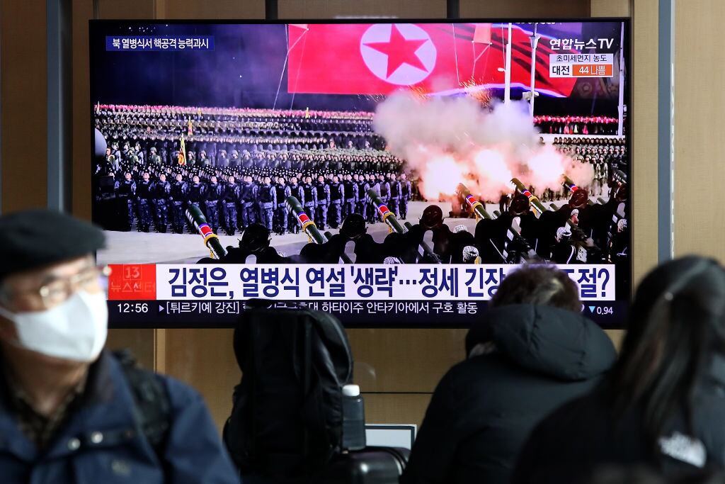 Canal de televisión muestra en Seúl noticias de las fuerzas armadas de Corea del Norte