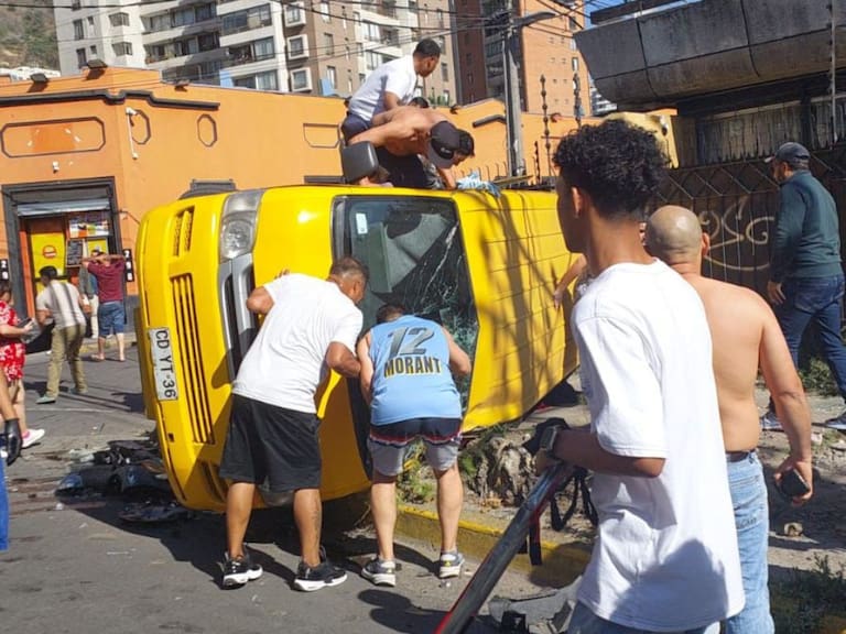 Impactantes registros muestran el pánico tras fatal choque en Recoleta: vecinos corrieron a rescatar a niños del furgón escolar