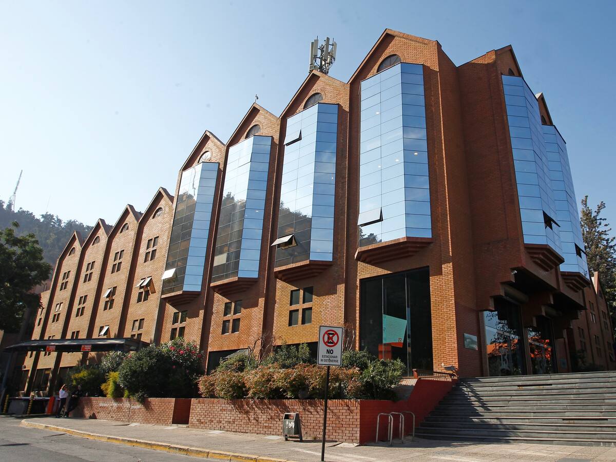 Destacado periodista confirma su salida de Canal 13: rostros de la señal televisiva lo despidieron