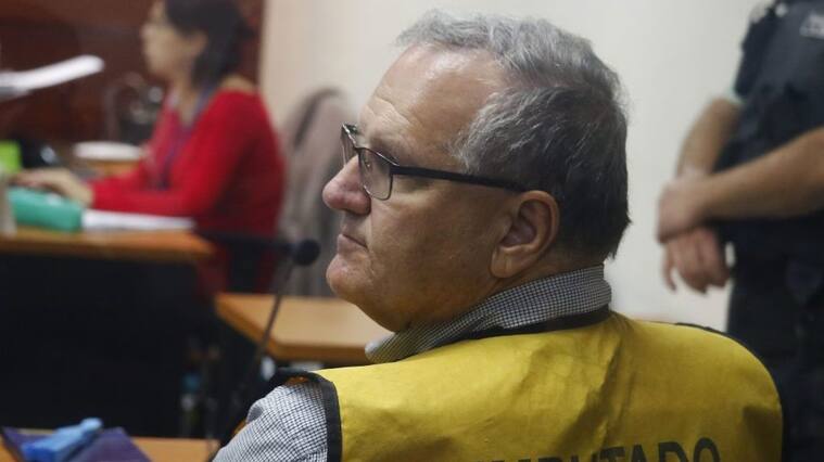 21 DE FEBRERO DE 2020/VIÑA DEL MAREl imputado John Cobin observa a un familiar, durante una audiencia de revision de medidas cautelares en su contra. El sujeto está imputado por homicidio y disparos injustificados por los hechos registrados en noviembre del 2019 en Reñaca.
FOTO: LEONARDO RUBILAR CHANDIA/AGENCIAUNO
