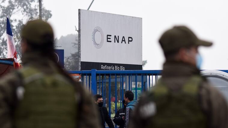 10 de Mayo del 2022 / HUALPÉNFuncionarios de empresas contratistas en Enap, se mantienen en paro con presencia policial a la espera de la reunión de la directiva, comuna de Hualpén, Región del Biobío.
FOTO: OSCAR GUERRA / AGENCIAUNO