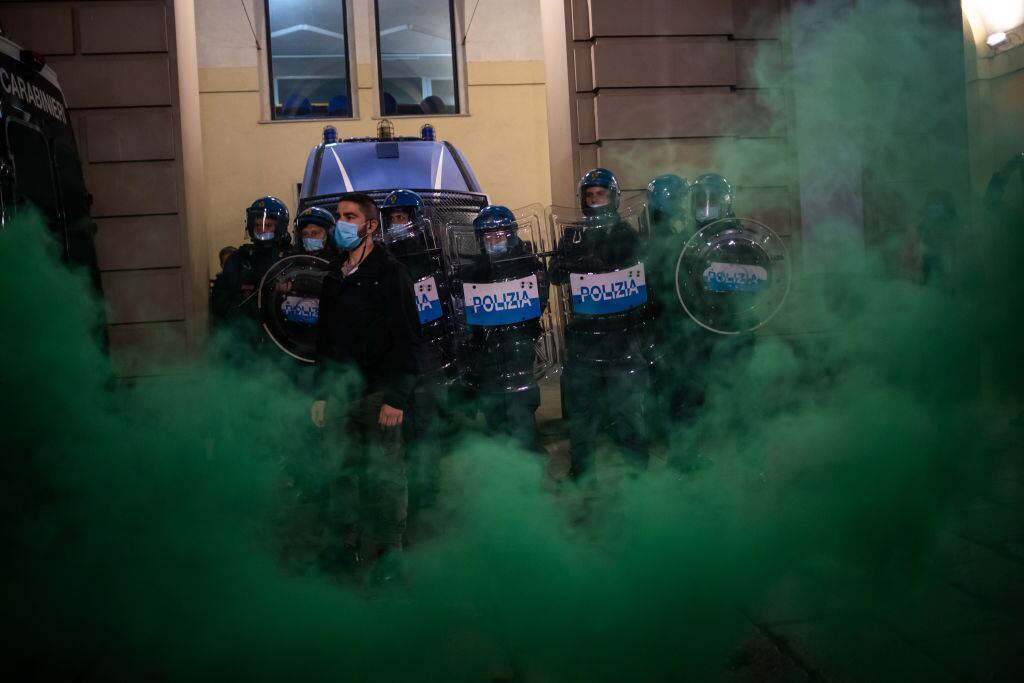 Policía enfrenta a manifestantes en Turín