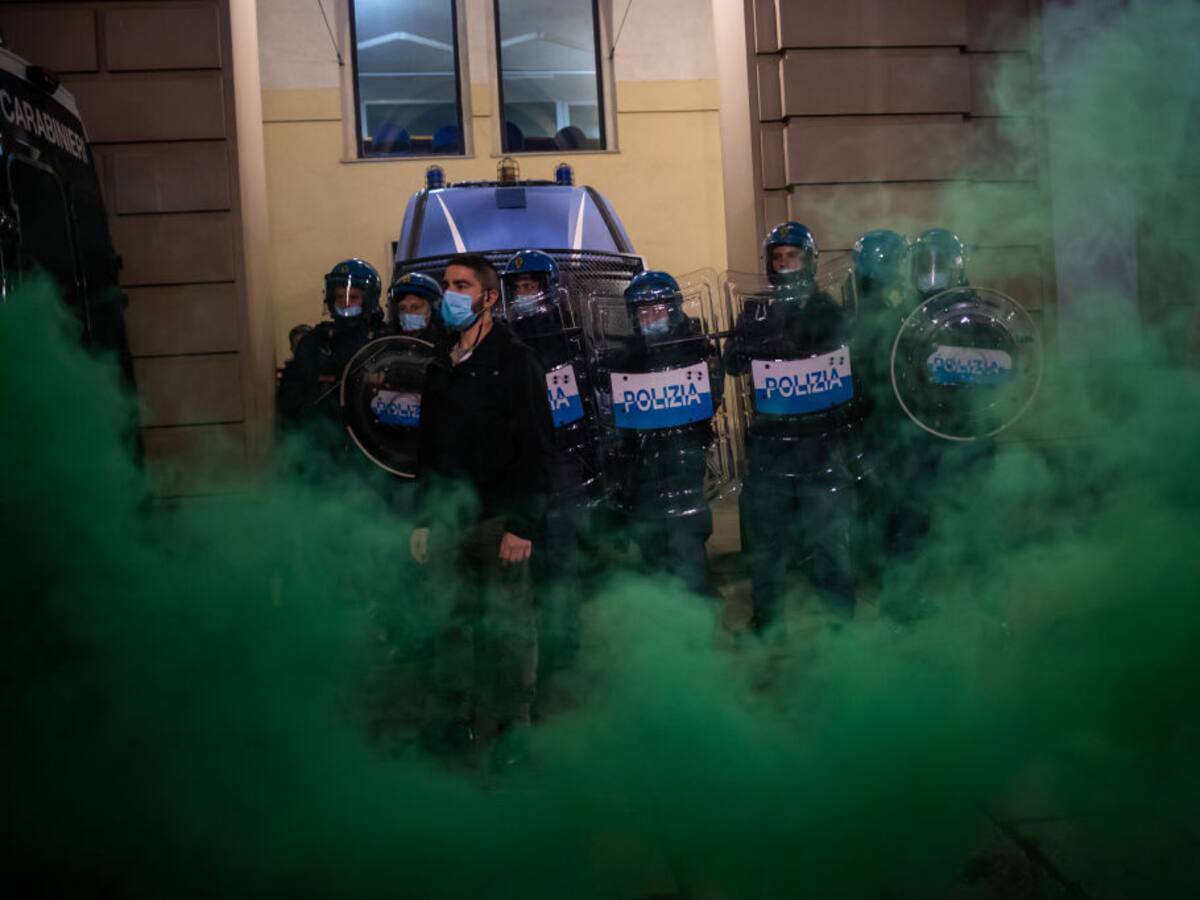 Policía de Italia lanzó gases en contra de manifestantes antibloqueo por el Covid-19